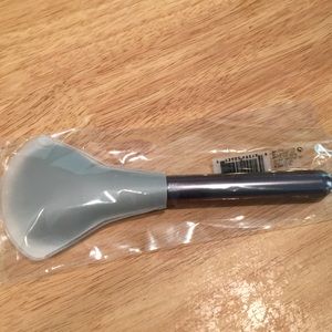 BRAND NEW MAC Full Fan Brush 140